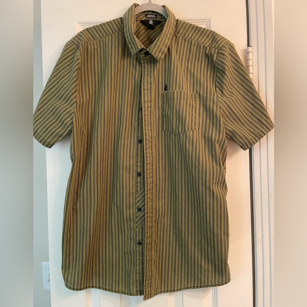 Button up Volcom size large